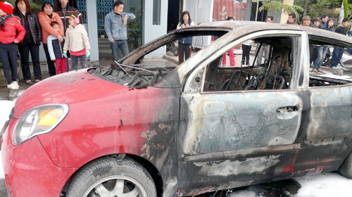 Việc xảy ra hàng loạt vụ cháy ôtô, xe máy được đặt giả thiết nguyên nhân do chất lượng xăng dầu. Trong ảnh: một chiếc xe Kia Morning bốc cháy ngày 6-1 tại TP Hải Phòng - Ảnh: Hải Phong
